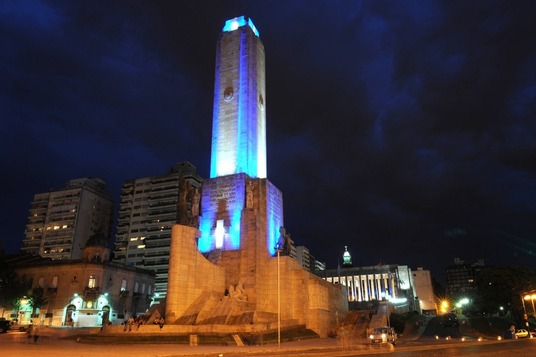 ¡El Monumento Nacional a la Bandera de noche invita a sacarse fotos!