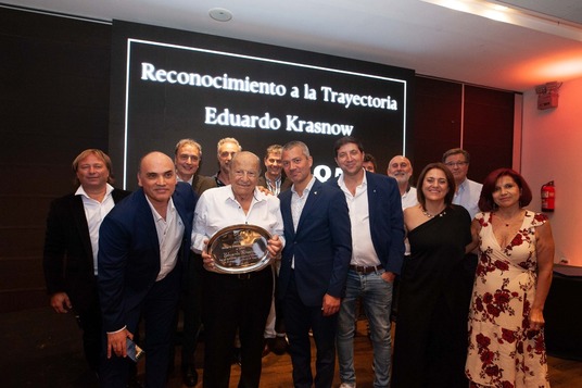 La comisión directiva hizo entrega de un reconocimiento a la trayectoria de Eduardo Krasnow La comisión directiva hizo entrega de un reconocimiento a la trayectoria de Eduardo Krasnow